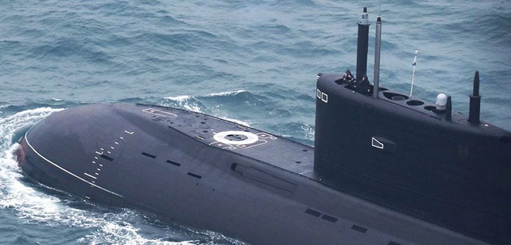 Ρωσικό «πάρτυ» στα Στενά της Μάγχης – «Αλωνίζουν» τα υποβρύχια της Μόσχας